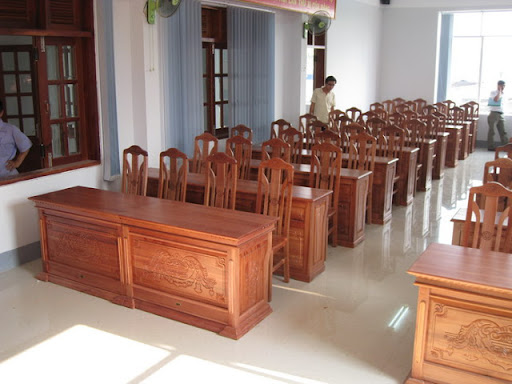 Vệ sinh bàn ghế hội trường gỗ công nghiệp đúng cách