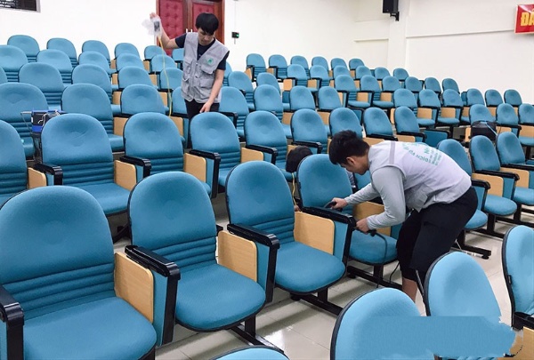 Vệ sinh nhẹ nhàng bàn ghế hội trường